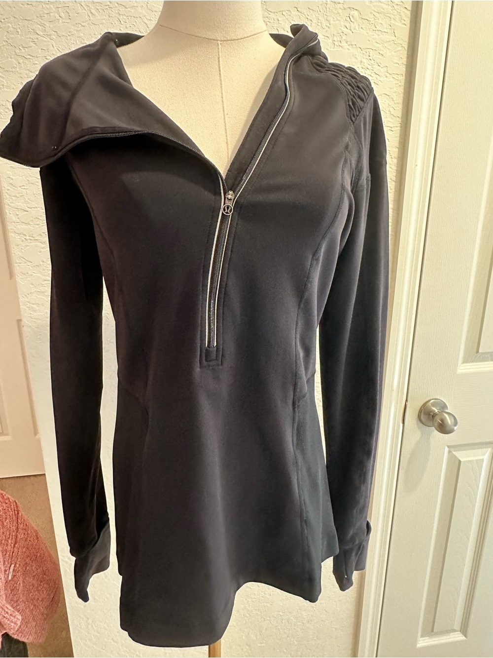 Lululemon women’s black hooded jacket